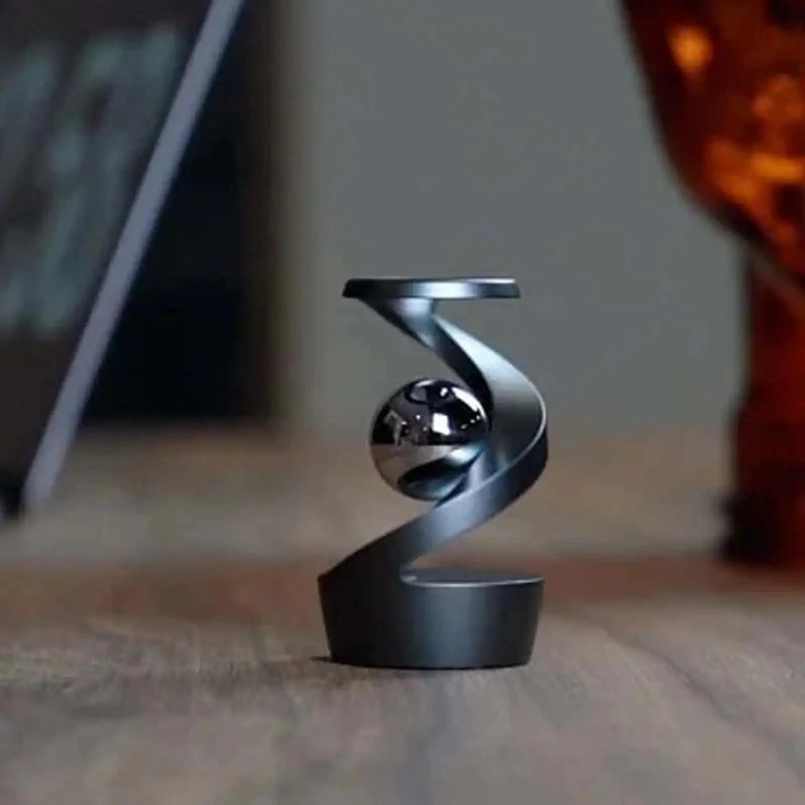 Sphère gyroscopique suspendue rotative, défiant la gravité, sculpture cinétique anti-stress pour bureau ou table. - Maison & Déco